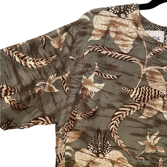 Vintage Galinda Wang 100% Silk Top Shirt Blouse Womens Medium Tropical Floral - Picture 8 of 9